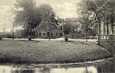 8758 Gezicht op de voorzijde van een dienstwoning in de tuin van het kasteel Nijenrode bij Breukelen.